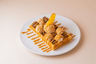 Вафли с пеканом и карамельным кремом 