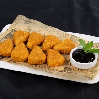 Панирани топени сиренца със сладко от боровинки (200г)