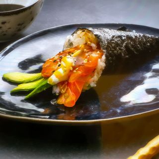 44. Temaki Salmón Y Queso (1 Pza.)