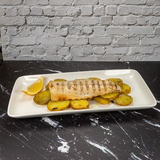 Изпечено филе от скумрия с билки и печени картофи (350г)