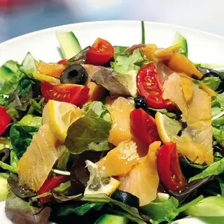 Салата с пушена сьомга (300г)