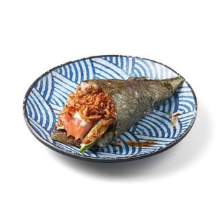 140 - Temaki de Salmón Aguacate y Cebolla frita