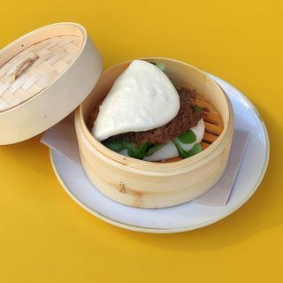 Bao-Kata De Pato Confitado, brotes verdes y chimichurri thay