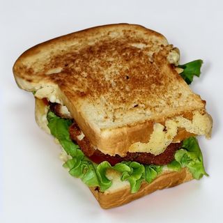 Sándwich Con Pollo, Queso, Lechuga, Tomate y Cebolla