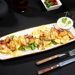 Baby calamar cu cartofi și sos tzatziki