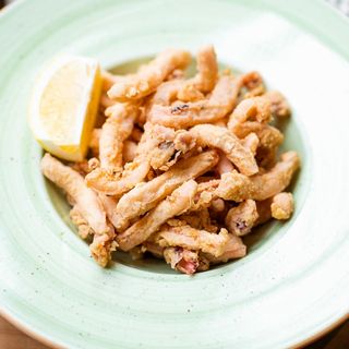 Rabas de calamar fritas con alioli de lima.