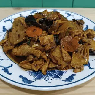 Porco com cogumelos e bambu