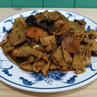 Porco com cogumelos e bambu