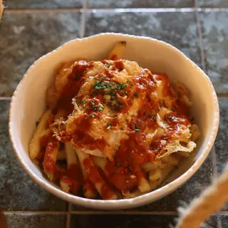 Huevos fritos con salsa brava