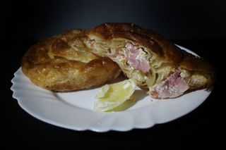 Pita sa paprikom  u pavlaci i dimljenim vratom