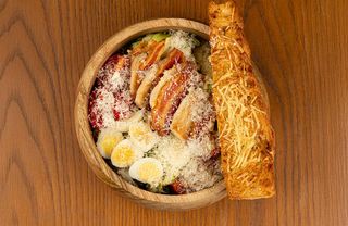 Цезар з куркою та беконом (330г)