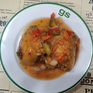 Udziec z kurczaka zawijany z ogórkiem i papryką w sosie 