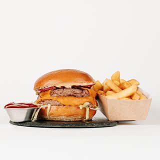 ZESTAW PODWÓJNY CHEESEBURGER + FRYTKI