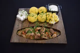 Tocăniță de porc cu mămăligă