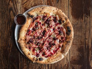 Піца з пармою та в'яленою вишнею у портвейні (500g)