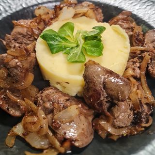 Ficăței de pui cu ceapă și piure de cartofi 