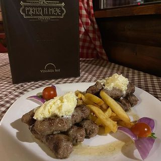 Ćevapi od junećeg mesa na kajmaku