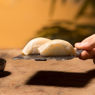 Nigiri pez mantequilla trufado y cebollino (2 uds.)