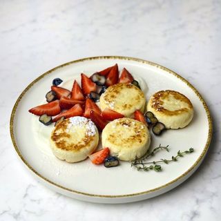 Сирники з йогуртом та ягодами