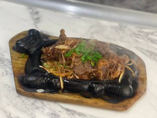 Мясо на жаровне с луком