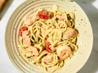 Паста з лососем та креветками (350г)