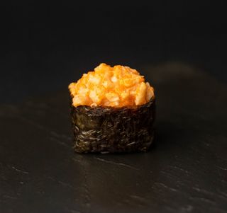 Гункан з креветками (30г)