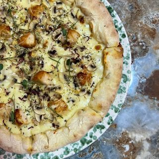 Mushrooms & Chicken pizza whith white sauce