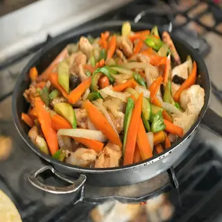 Pollo con verduras variadas