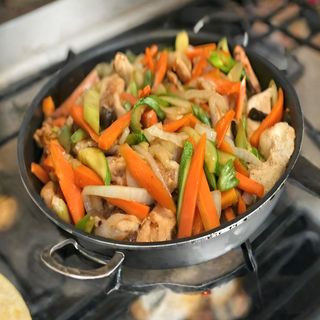 Pollo con verduras variadas