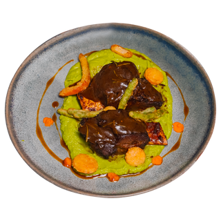 COASTE DE VITEL IN SOS GRAVY SERVITE CU PIURE DE MAZARE SI LEGUME TEMPURA 450/180/70 g