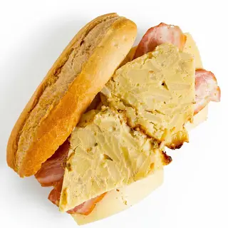 Bocadillo De Tortilla Con Queso Y Bacon
