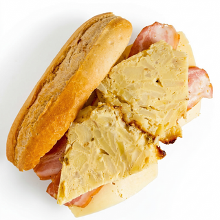 Bocadillo De Tortilla Con Queso Y Bacon
