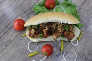 ქათმის ხორცის და ღორის ხორცის მიქსი პურით