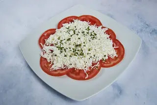Paradajz salata sa feta sirom