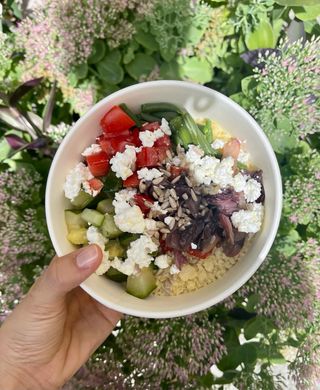Bowl con cereali e verdure stagionali