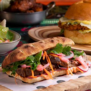 Bánh mì vietnamita + patatas fritas