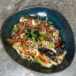 Рисова локшина з яловичиною та овочами по-азійськи