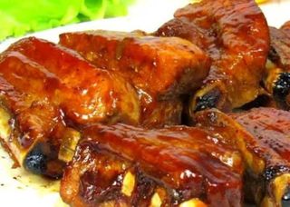 Свински ребра със сос BBQ и гарнитура картофи