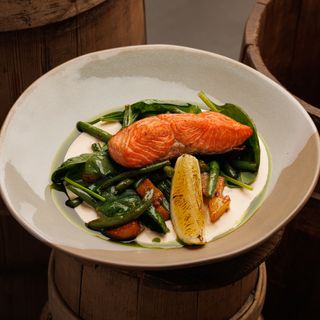 Запечена карпатська риба із припущеним шпинатом та стручковою квасолею (140/160/30 г)