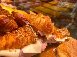 Croissant de jamón y queso