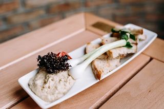 Salată de vinete cu pâine de casă