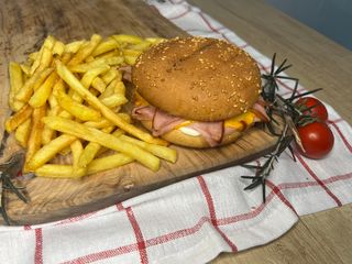 Бургер с шунка и чедър (280г)