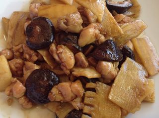 46. Pollo con setas y bambú