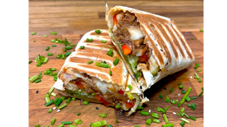 Wrap z szarpaną wieprzowiną