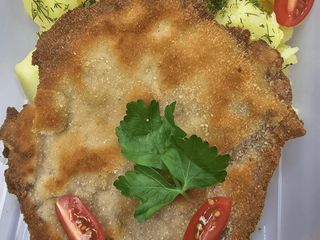 Tradycyjny schabowy, ziemniaki, surówka