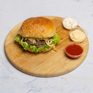 Hamburger s pohanim sirom i lepinjom