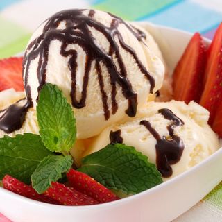 ნაყინი მარწყვითა და შოკოლადით