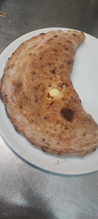 Calzone con salame e mozzarella