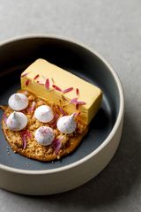 Cheesecake din cătină cu caramelă sărată  și bezea de alune