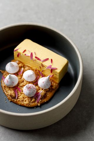 Cheesecake din cătină cu caramelă sărată  și bezea de alune